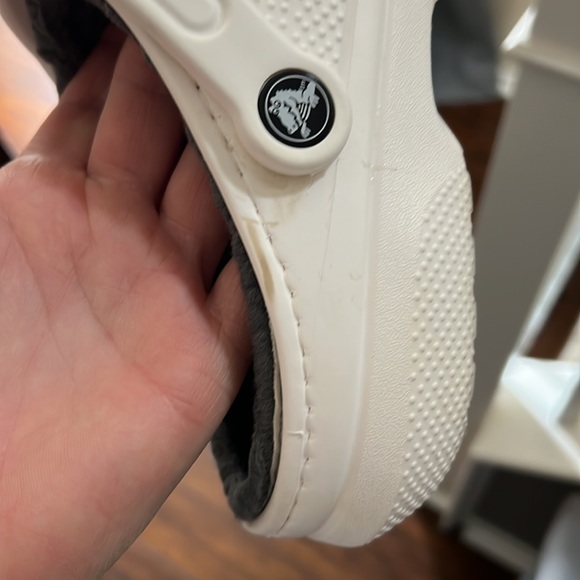 Croc’s classic fuzz lined clog white WORN ONCE women’s 9 men’s 7 grey fuzzy croc - Picture 8 of 8